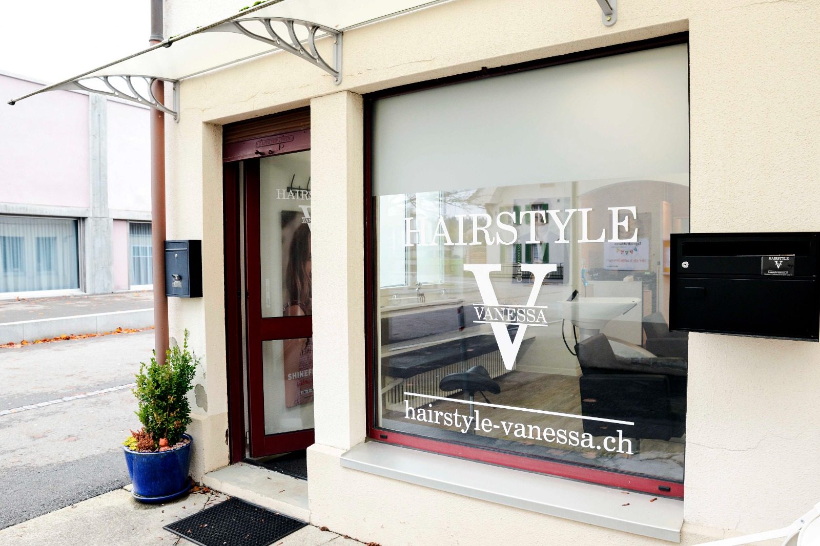 Eingang von Hairstyle Vanessa an der Mizeligasse 5 mit Logo im Schaufenster